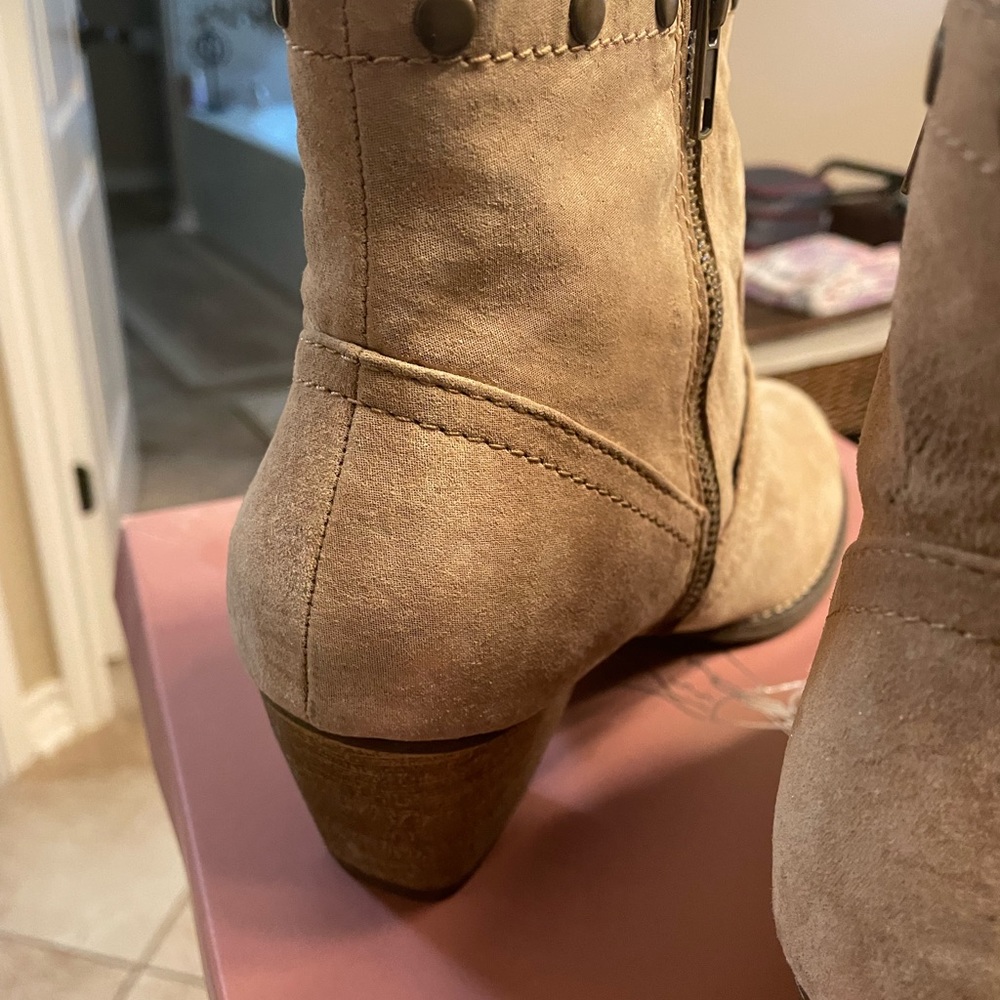 Gwyneth Alba Tan Ankle Boots New in box Size 10 M - Picture 11 of 14
